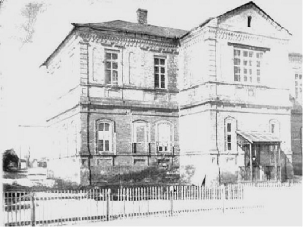 Первое здание школы 1891 года Первое здание школы 1891 года